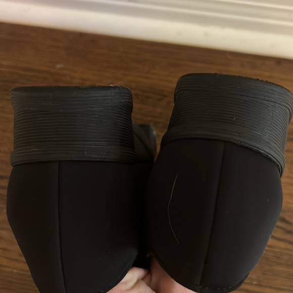 iRi Low Top Sneaker Size 6.5 (37) Black. Vegan! EUC - Picture 3 of 7